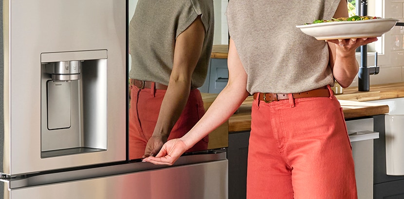 Flat panel door design with pocket handles