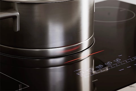 Pot on LG induction cooktop showing the automatic cookware detection feature, where burners only activate when compatible cookware is present.
