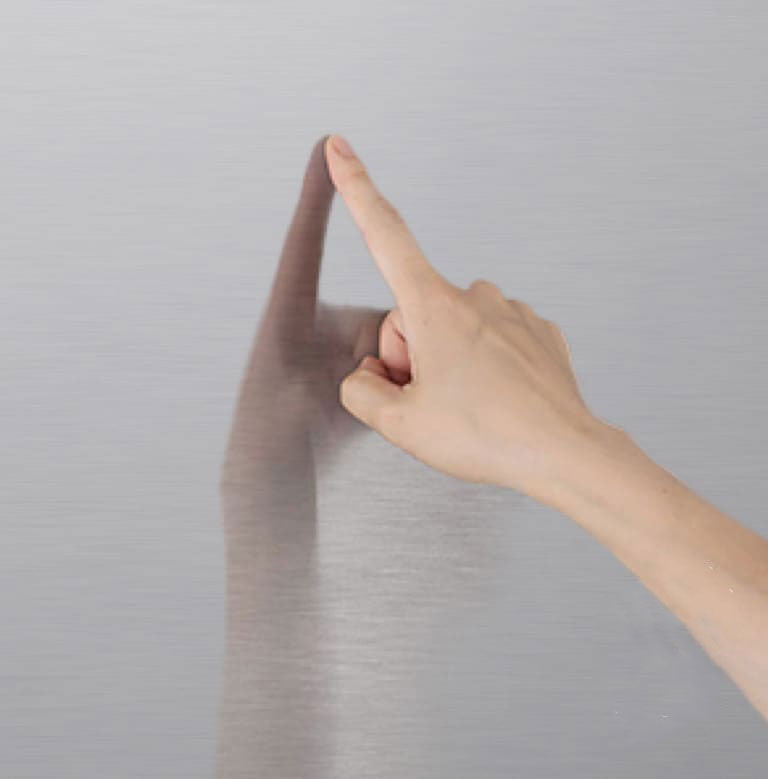 Resists Smudges for an Effortless Shine