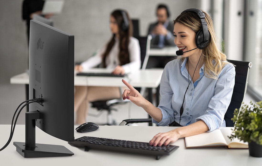 Scenes of LG full HD IPS monitor usage in the call center.