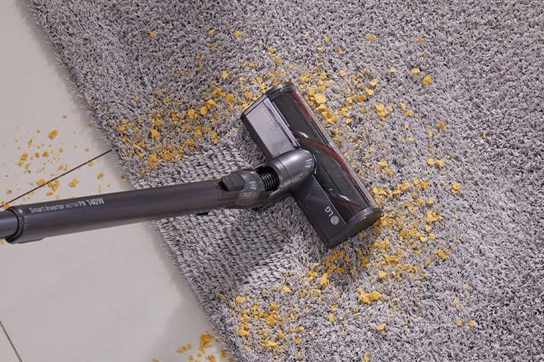 LG CordZero™ power carpet nozzle cleaning carpet and hardwood floor