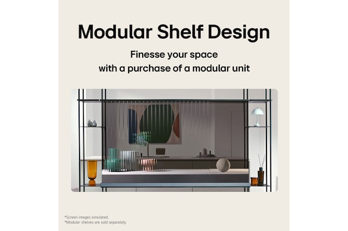 Vue de face d'une SIGNATURE OLED T de LG, avec des objets placés sur les clayettes modulaires de gauche et de droite.