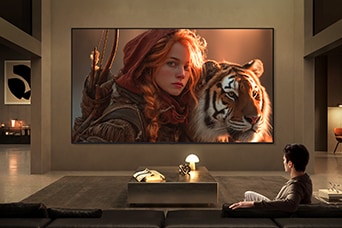 La télévision LG pour regarder des films remplit un salon moderne avec une scène cinématographique sur un grand écran mural, avec un gros plan détaillé d’un personnage et d’un tigre, mettant en valeur une profondeur de couleurs riche, un contraste marqué et un visionnage immersif.