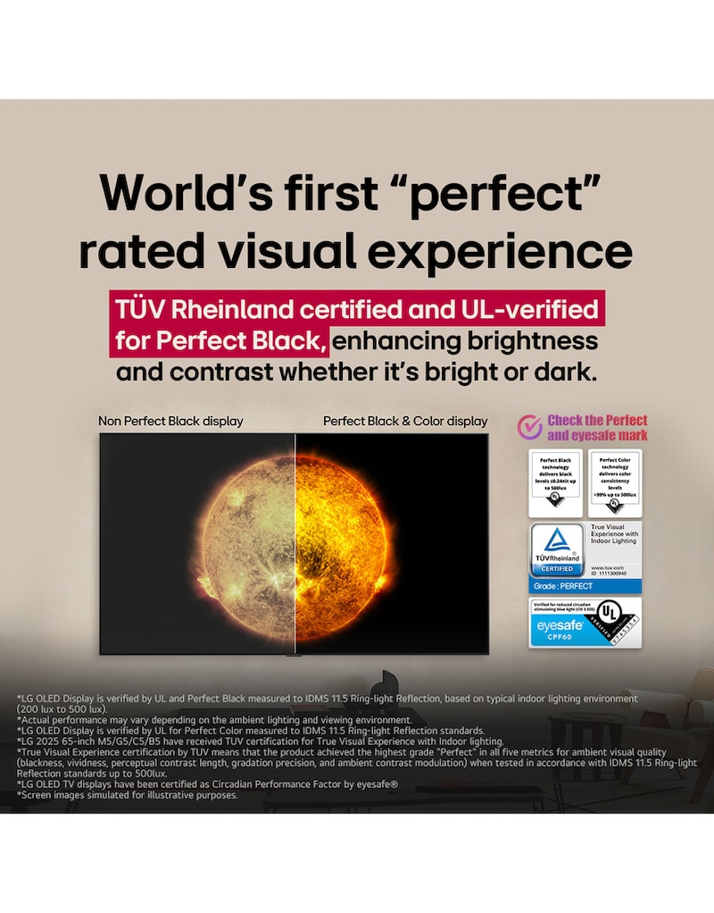 Salle de séjour équipée d’un LG OLED TV fixé au mur. Le téléviseur montre une chaîne de montagnes sur fond de ciel sombre et étoilé. Cette scène est divisée en deux pour montrer comment des Noirs parfaits offrent des niveaux de noir authentiques, qu’il fasse clair ou sombre autour de vous. L’une des faces de la scène présente une version plus terne et grise du paysage étiqueté « Matte display ». De l’autre côté, l’image est plus agréable, avec une plus grande gamme dynamique de noirs et de blancs. Il s’agit de l’affichage « Perfect Black » (Noirs parfaits). La certification du logo est également visible, la technologie Noirs parfaits offre des niveaux de noir inférieurs ou égaux à 0,24 nit jusqu’à 500 lux. Une bulle de texte se trouve juste à côté et indique qu’il faut vérifier la marque de certification Noirs parfaits.