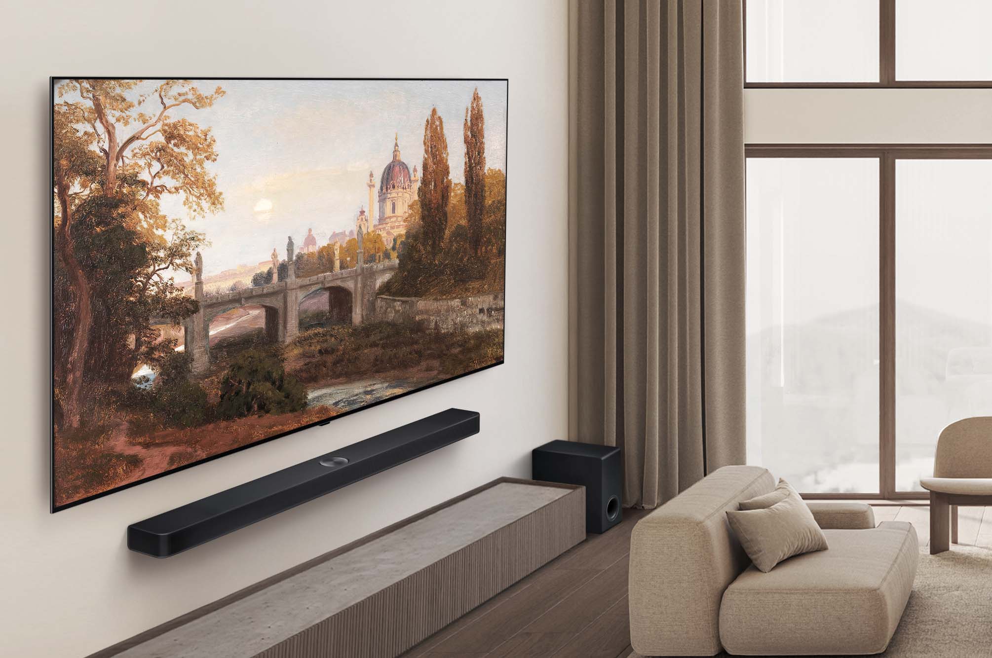 Vue large d’un salon haut de gamme dans des tons neutres. Un téléviseur Smart LG OLED AI B5 4K est fixé au mur et une œuvre d’art affichée sur l’écran. Une LG Soundbar est fixée en dessous. 