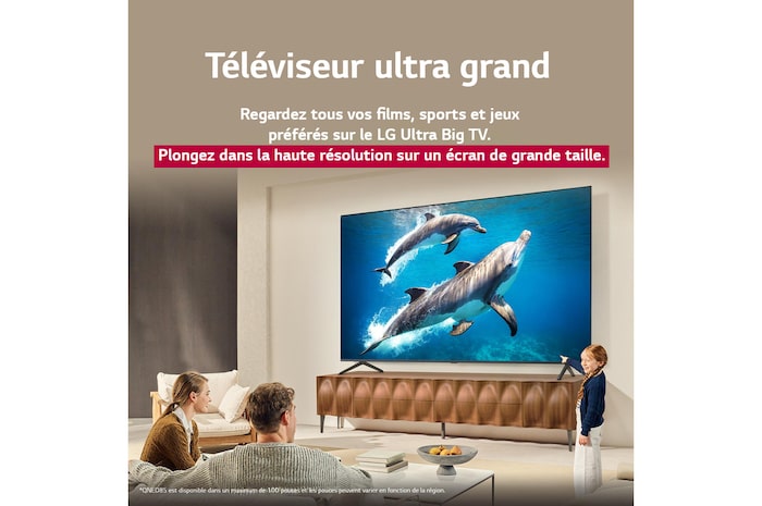 Une famille est assise sur un canapé face à un LG QNED TV placé au-dessus d’un meuble TV. Une petite fille pointe du doigt un écran représentant deux dauphins. Le titre explique comment profiter de la haute résolution sur un écran géant.
