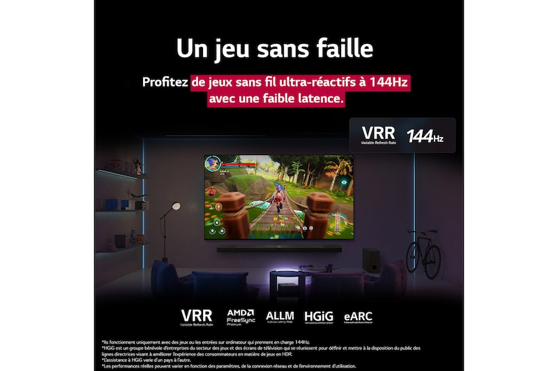 Un salon faiblement éclairé avec un écran de jeu représenté sur le QNED9M. La boîte Zero Connect se trouve à l’intérieur d’une table basse. Le texte parle de jeux sans fil ultra-réactifs à 144Hz avec une faible latence.