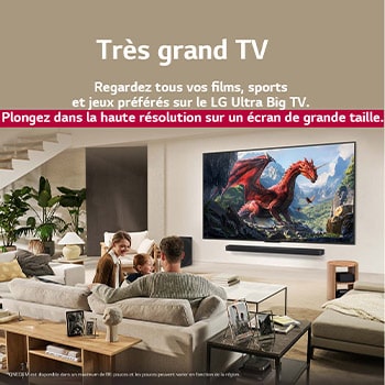 Une famille est assise sur un canapé face à un LG QNED TV monté sur un mur au-dessus d’un LG Soundbar. Une petite fille pointe du doigt un écran représentant deux dauphins. Le titre met en avant comment chaque action devient encore plus captivante sur un écran géant.