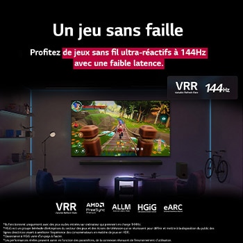 Un salon faiblement éclairé avec un écran de jeu représenté sur le QNED9M. La boîte Zero Connect se trouve à l’intérieur d’une table basse. Le texte parle de jeux sans fil ultra-réactifs à 144Hz avec une faible latence.