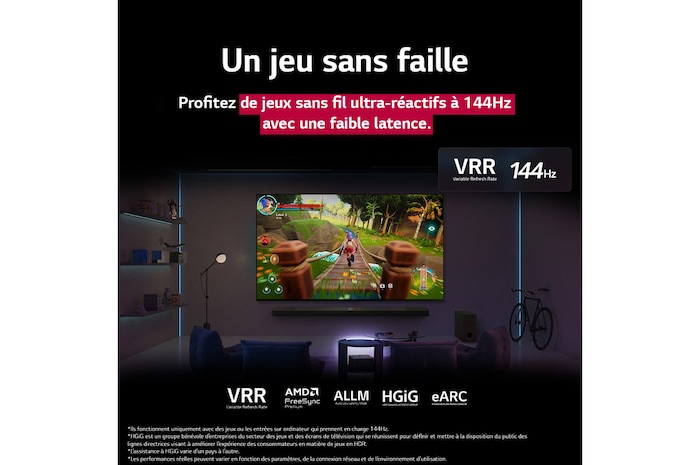 Un salon faiblement éclairé avec un écran de jeu représenté sur le QNED9M. La boîte Zero Connect se trouve à l’intérieur d’une table basse. Le texte parle de jeux sans fil ultra-réactifs à 144Hz avec une faible latence.