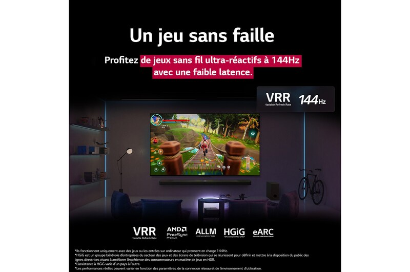 Un salon faiblement éclairé avec un écran de jeu représenté sur le QNED9M. La boîte Zero Connect se trouve à l’intérieur d’une table basse. Le texte parle de jeux sans fil ultra-réactifs à 144Hz avec une faible latence.