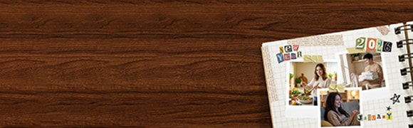 Journal sur bureau brun avec collage de décorations du Nouvel An et photos Polaroid de gens utilisant des appareils LG  