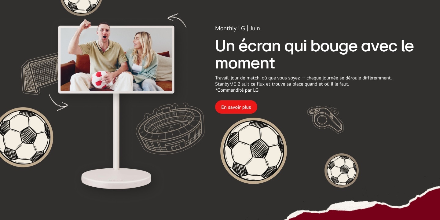 Un homme assis sur un canapé, en train d’encourager son équipe et de tenir un peluche de football, pendant qu’une femme le regarde en souriant.