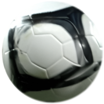 Un ballon de football en plein vol, capturé en gros plan sur un arrière-plan de stade flou