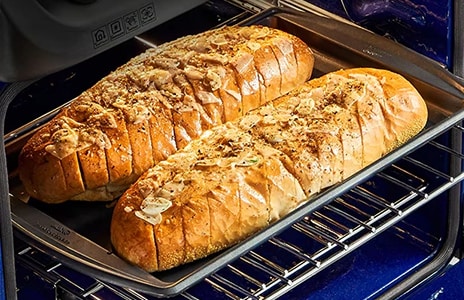 Image d’un pain cuit dans un four