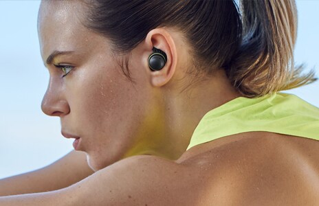 Une image des LG TONE Free parfaitement ajustés à l’oreille