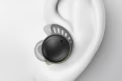 Une image des LG TONE Free parfaitement ajustés à l’oreille