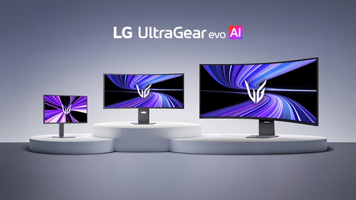 Trois moniteurs IA LG UltraGear evo de tailles variées sont affichés côte à côte sur des podiums blancs sur un fond gris pâle avec le logo au-dessus.