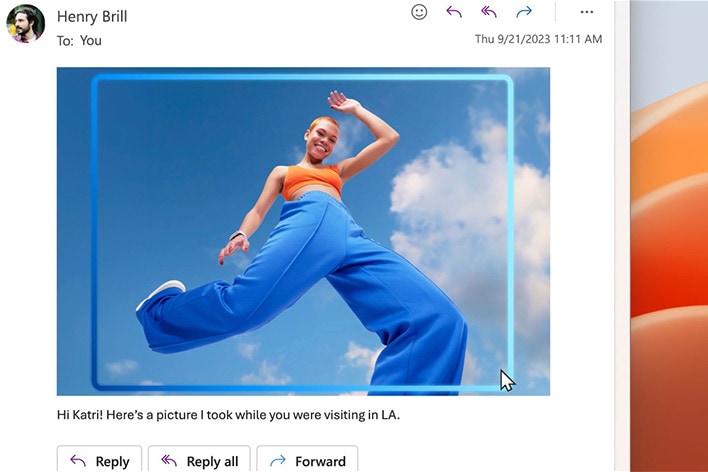 L’image montre une photo d'une personne portant des vêtements orange vif et bleu devant un ciel dégagé. L'ensemble de la zone est sélectionné avec le pointeur de la souris, et après un clic sur « Remove Background », l'arrière-plan est supprimé, ne laissant que la personne.