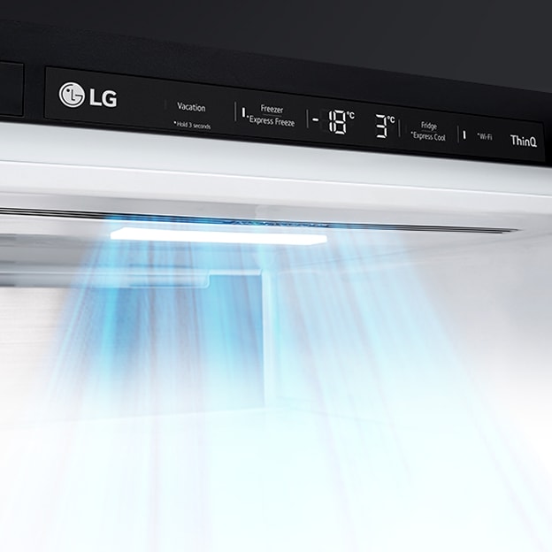 Intérieur du réfrigérateur LG avec air froid bleu tombant du panneau supérieur illustre DoorCooling+.