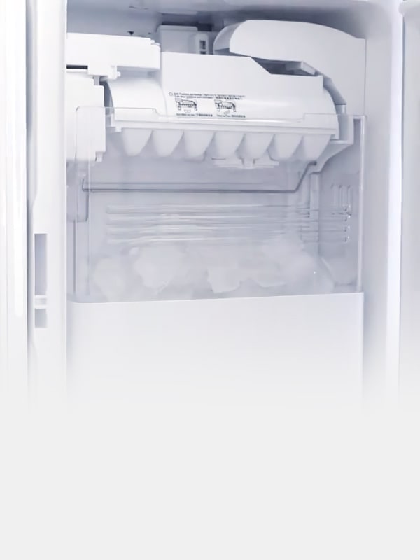 Porte du congélateur LG avec fabrique de glace intégrée illustre SpacePlus Ice System pour libérer l'espace.