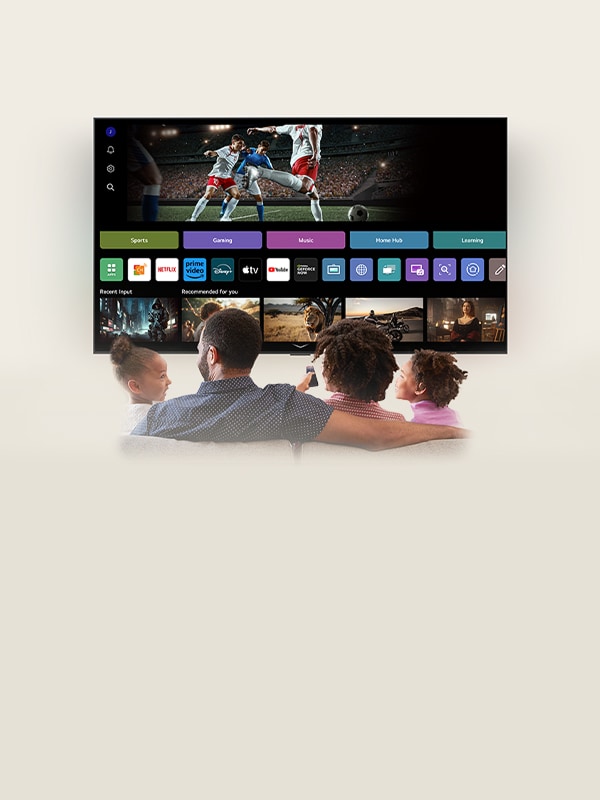 Vidéo LG TV montrant femme parlant à la télécommande devant sa famille, expliquant l'AI Voice ID et les recommandations vocales.