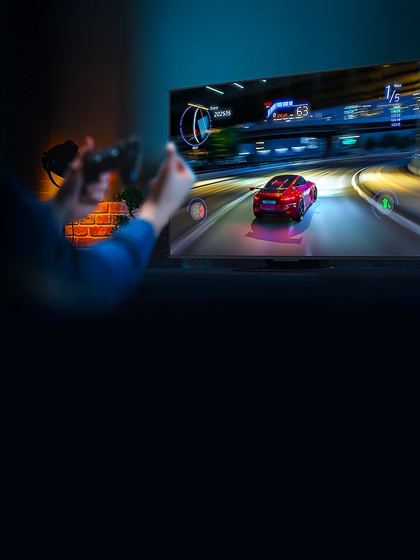 Scène de course sur LG TV avec texte VRR illustrant taux de rafraîchissement variable pour un jeu plus fluide.