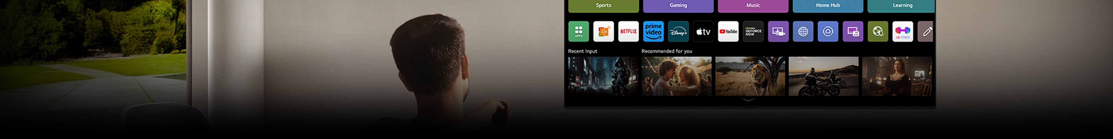 Une personne assise sur le canapé tenant une télécommande. Un téléviseur LG AI est fixé au mur avec LG webOS affiché à l’écran.