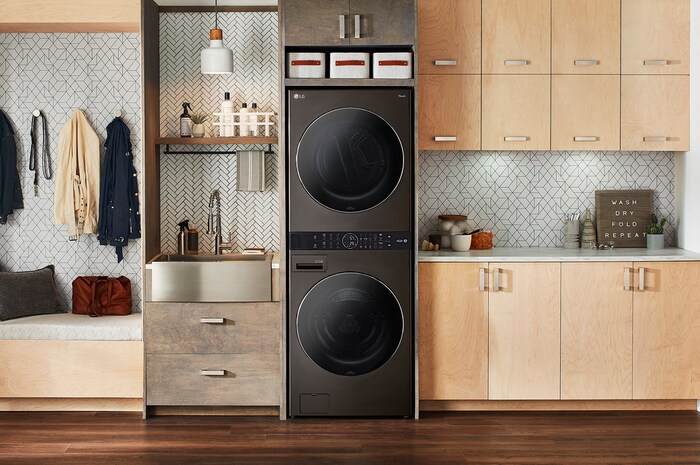 Le LG WashTower WKGX201HBA en Noir Acier, illustrant son design monobloc compact et son intégration harmonieuse dans une buanderie moderne.