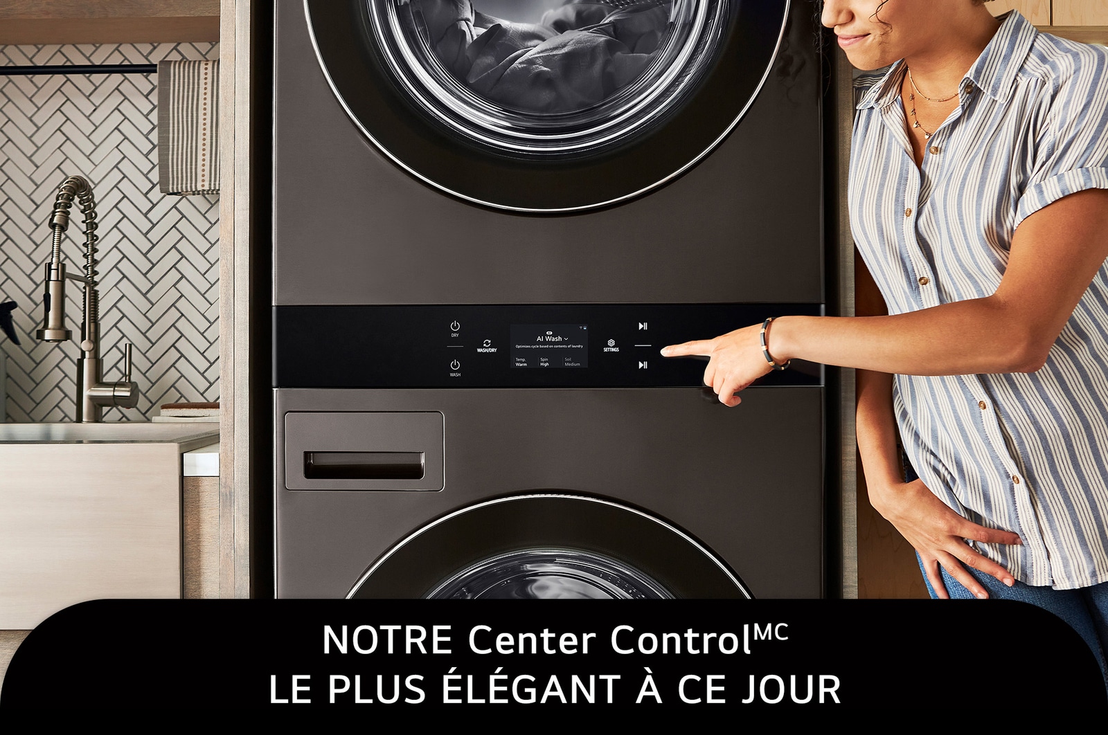 Le LG WashTower WKEX300HBA en Noir Acier, mettant en évidence le panneau de commande central tout-en-un Center Control™, idéalement situé pour une utilisation aisée.