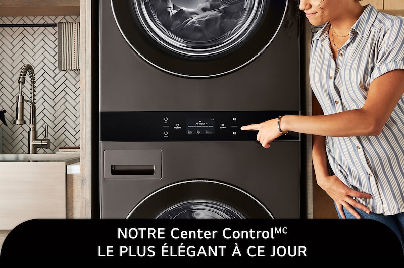 Le LG WashTower WKEX300HBA en Noir Acier, mettant en évidence le panneau de commande central tout-en-un Center Control™, idéalement situé pour une utilisation aisée.