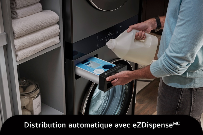 Le LG WashTower WKEX300HBA en Noir Acier, illustrant le remplissage du système de dosage automatique ezDispense™, soulignant la commodité de la distribution de détergent.