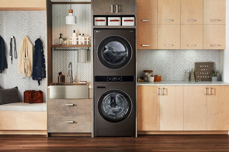 Le LG WashTower WKEX300HBA en Noir Acier, illustrant son design monobloc compact et son intégration harmonieuse dans une buanderie moderne.