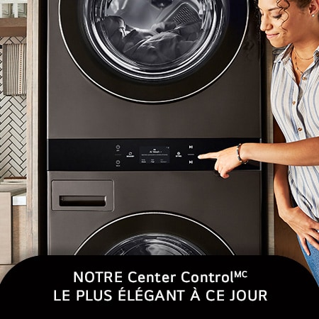 Le LG WashTower WKEX300HBA en Noir Acier, mettant en évidence le panneau de commande central tout-en-un Center Control™, idéalement situé pour une utilisation aisée.