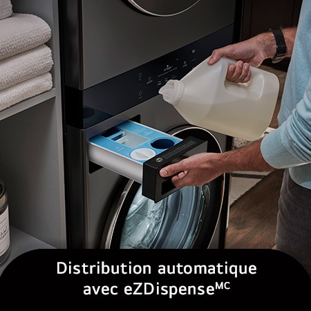 Le LG WashTower WKEX300HBA en Noir Acier, illustrant le remplissage du système de dosage automatique ezDispense™, soulignant la commodité de la distribution de détergent.