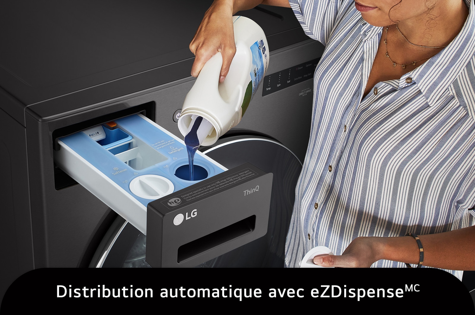Le lave-linge frontal LG WM6700HBA en Noir Acier, illustrant le remplissage du système de dosage automatique ezDispense™, soulignant la commodité de la distribution de détergent.