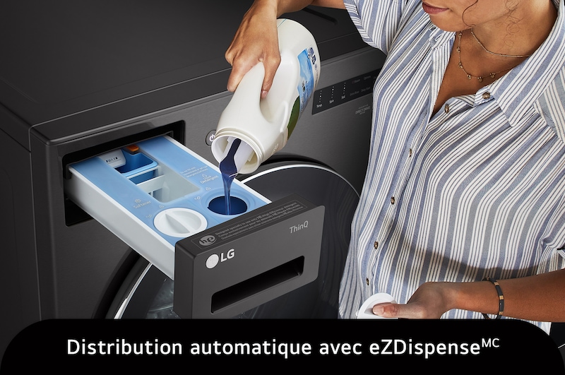Le lave-linge frontal LG WM6700HBA en Noir Acier, illustrant le remplissage du système de dosage automatique ezDispense™, soulignant la commodité de la distribution de détergent.