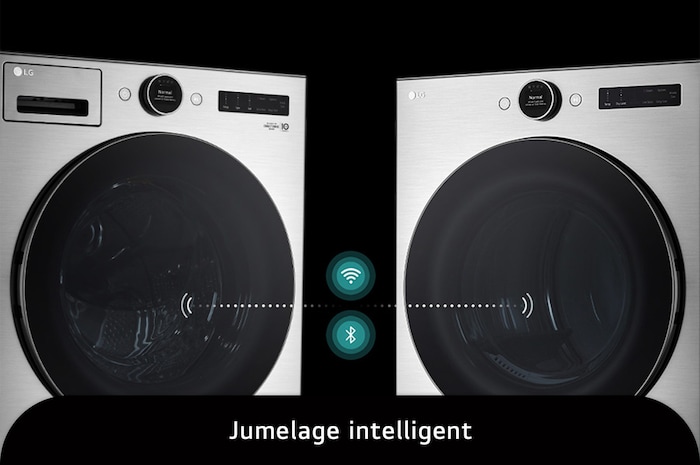 L'ensemble lave-linge et sèche-linge LG (WM5500HVA) en Acier Graphite, illustrant la fonction Smart Pairing, qui connecte les unités pour régler automatiquement le cycle de séchage optimal.