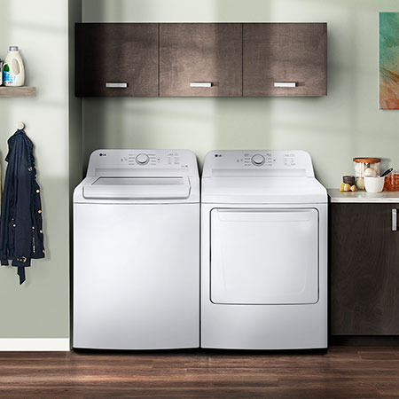 L'ensemble lave-linge et sèche-linge à chargement par le haut LG (WT6105CW) Blanc, présentant son esthétique classique et son intégration harmonieuse dans une buanderie moderne.