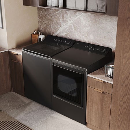 L'ensemble lave-linge et sèche-linge LG (WT8405CB) en Noir Acier, illustrant son design à plateau plat s'intégrant parfaitement sous les armoires de la buanderie.