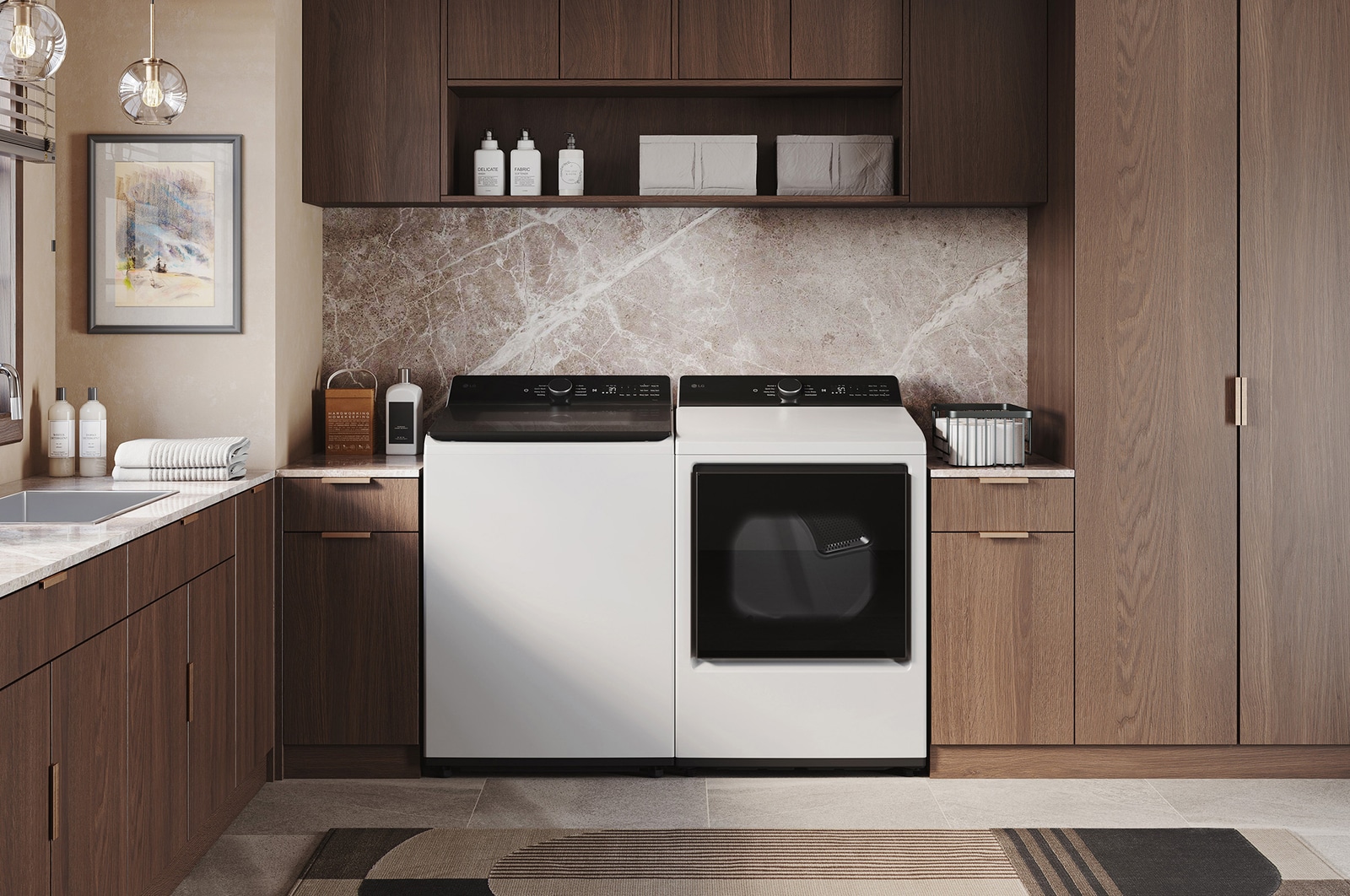 L'ensemble lave-linge et sèche-linge LG (WT8405CW) Blanc, illustrant son design à plateau plat s'intégrant parfaitement sous les armoires de la buanderie.