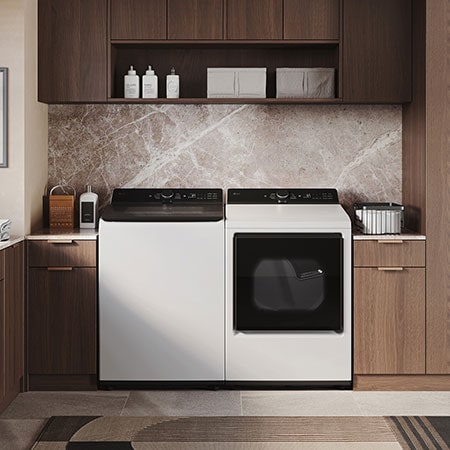 L'ensemble lave-linge et sèche-linge LG (WT8400CW) Blanc, illustrant son design à plateau plat s'intégrant parfaitement sous les armoires de la buanderie.