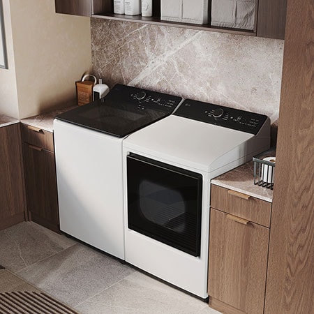 L'ensemble lave-linge et sèche-linge à chargement par le haut LG (WT8400CW) Blanc, illustrant son design haut de gamme intégré harmonieusement dans une buanderie luxueuse avec marbre.