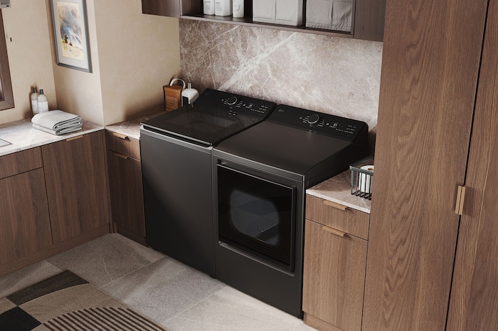 L'ensemble lave-linge et sèche-linge LG (WT8400CB) en Noir Acier, illustrant son design à plateau plat s'intégrant parfaitement sous les armoires de la buanderie.