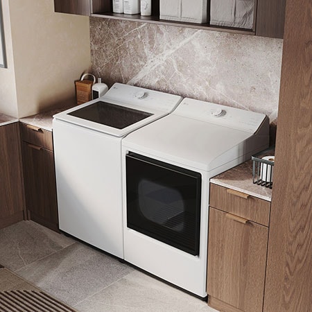 L'ensemble lave-linge et sèche-linge à chargement par le haut LG (WT8205CW) Blanc, illustrant son design haut de gamme intégré harmonieusement dans une buanderie luxueuse avec marbre.