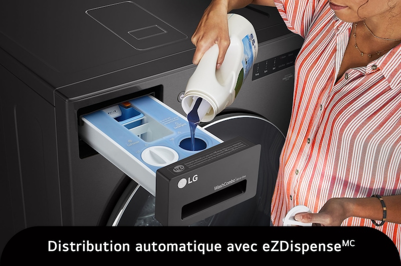 Le lave-linge séchant frontal LG WM6998HBA en Noir Acier, illustrant le remplissage du système de dosage automatique ezDispense™, soulignant la commodité de la distribution de détergent.