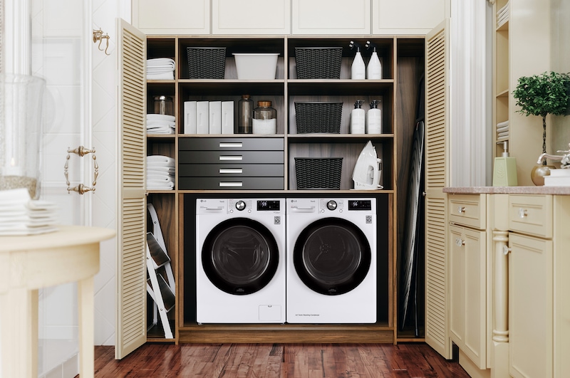 L'ensemble lave-linge et sèche-linge pompe à chaleur compact LG (DLHC1455W) Blanc, illustrant l'option d'installation côte à côte (horizontale) pour une intégration polyvalente en placard.
