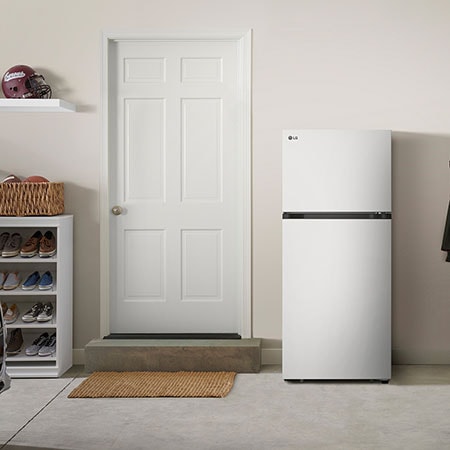 Le réfrigérateur à congélateur supérieur LG LT18S2100W de 28 po et 18 pi³ au fini blanc, présenté dans un garage.