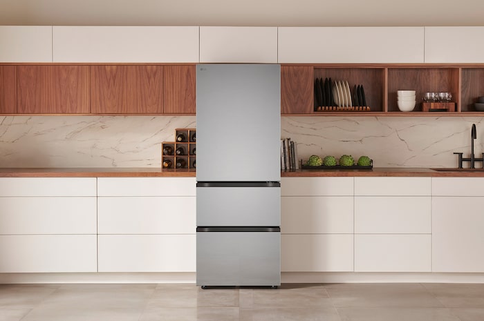 Le réfrigérateur à kimchi LG LK12S6000V de 26 po et 11,7 pi³ au fini inoxydable, présenté dans une cuisine moderne.