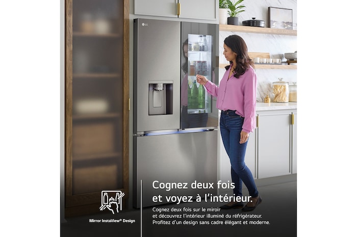 Le réfrigérateur à portes françaises LG LRYKC2606S de 26 pi³, montrant le panneau au fini miroir InstaView® sur lequel on frappe pour voir à l'intérieur.